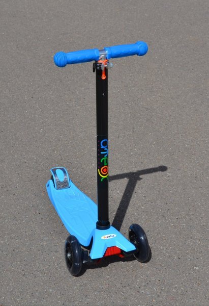 Самокат Ateox Maxi M-4 со светящимися колесами колесами, голубой