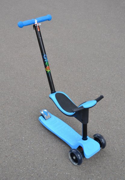 Самокат Ateox с родительской ручкой и светящимися колесами колесами, голубой