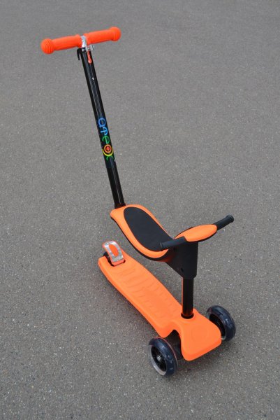Самокат Ateox с родительской ручкой и светящимися колесами колесами, оранжевый